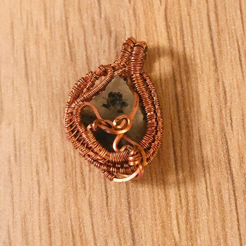 Handmade green stone set in rose gold pendant - Picture 1 of 7